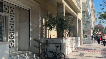 Πτώση γυναίκας από το Υπουργείο Τουρισμού