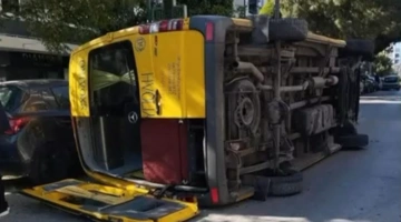 Ανατροπή λεωφορείου στο Παλαιό Φάληρο