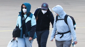 Επιβάτες από το κρουαζιερόπλοιο φτάνουν στο Αϊντχόφεν χανταιοσ πανδημια