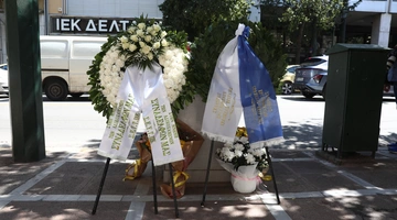 Λουλούδια και στεφάνια στο σημείο της τραγωδίας της Marfin