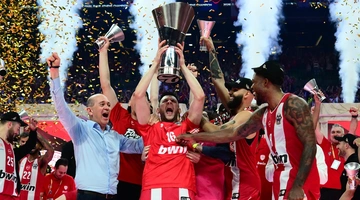 Η απονομή του τροπαίου της Euroleague στον Ολυμπιακό