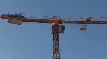 Ο γερανός που κατελήφθη σε ένδειξη αλληλεγγύης στα Προσφυγικά