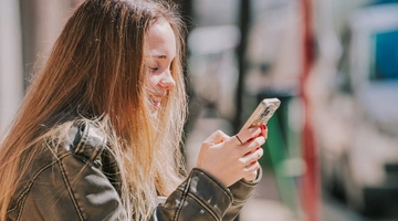 Χρήση smartphone από ανήλικη