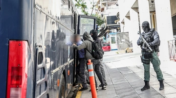 Η μεταγωγή των συλληφθέντων για τη ληστεία στην Κάτω Τιθορέα