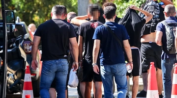 Άφιξη των κατηγορούμενων για την Καλλιθέα στην Ευελπίδων