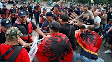 Διαδηλωτές συγκρούονται με την αστυνομία κατά τη διάρκεια συγκέντρωσης στα Τίρανα της Αλβανίας κατά της κατασκευής παραθαλάσσιου θέρετρου που συνδέεται με τον Τζάρεντ Κούσνερ