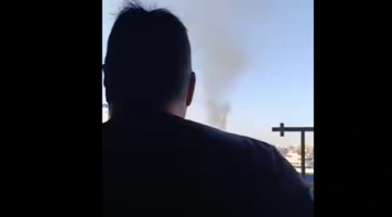 Στιγμιότυπο από το βίντεο με τον άνδρα που επιχείρησε να πέσει από κτίριο στον Πειραιά