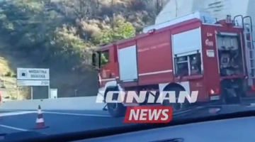 Φωτιά σε εν κινήσει ασθενοφόρο στην Πάτρα