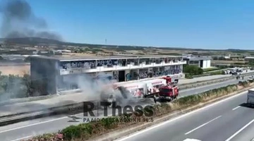 φωτιά σε νταλίκα στην ΕΟ Μουδανιών Θεσσαλονίκης