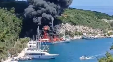 Η φωτιά στα δύο ιστιοφόρα στους Παξούς