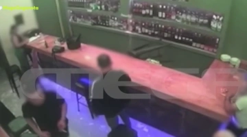 Στιγμιότυπο από βίντεο της επίθεσης σε μπαρ στην Χαλκίδα