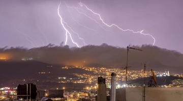 Κεραυνοί στη διάρκεια καταιγίδας