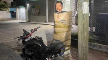 Φωτογραφία από άνδρα που βρέθηκε δεμένος σε κολώνα στο Μεξικό