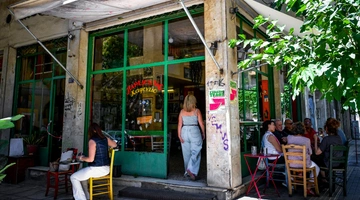 Το παραδοσιακό καφενείο Μουριά στα Εξάρχεια
