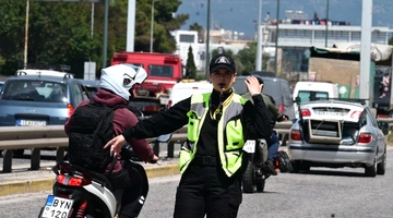 Τροχονόμος ρυθμίζει την κυκλοφορία οδηγοι ελληνες ελλαδα