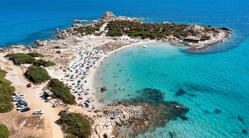Η παραλία που έβαλε απαγορευτικό στις ομπρέλες ιταλια σαρδηνια