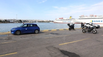 Επιχείρηση για την ανάσυρση οχήματος που έπεσε στη θάλασσα στο λιμάνι του Πειραιά
