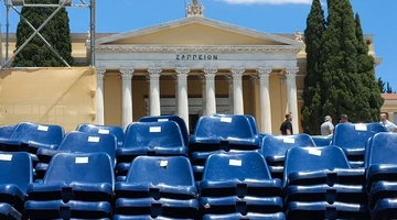 Απομάκρυνση των καθισμάτων μπροστά από το Ζάππειο, μετά την ακύρωση του Φεστιβάλ Ολυμπίων