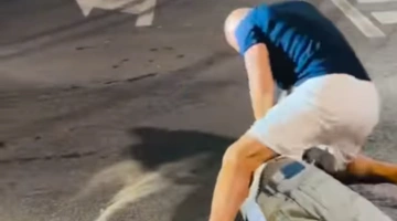 Ο ακροδεξιός επιχειρηματίας ξυλοκοπεί τον μετανάστη