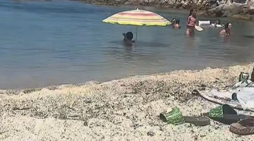 ομπρελα στη θαλασσα