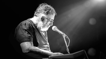 Θάνος Μικρούτσικος