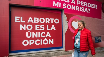 «Η άμβλωση δεν είναι η μόνη επιλογή», αφίσα ενάντια στις αμβλώσεις