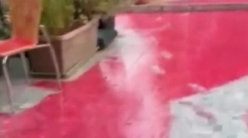 Έβρεξε άγνωστη κόκκινη χρωστική ουσία στην Άνοιξη