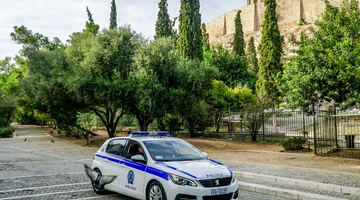 Περιπολικό στην περιοχή της Ακρόπολης