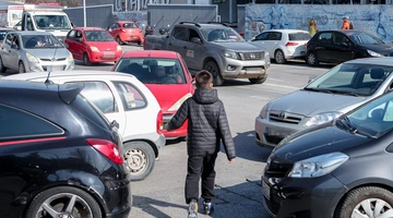 Πεζός κινείται ανάμεσα σε αυτοκίνητα