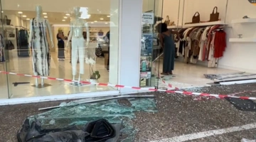 Αυτοκίνητο καρφώθηκε σε τζαμαρία καταστήματος στα Βριλήσσια