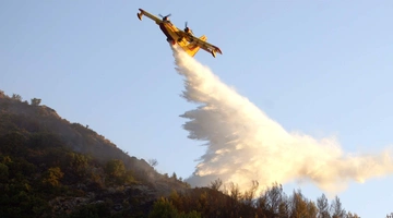 Canadair επιχειρεί σε φωτιά