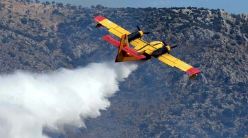 Canadair επιχειρεί σε φωτιά