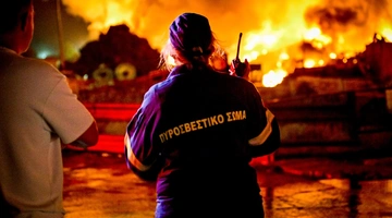 Πυροσβέστης μπροστά από φωτιά