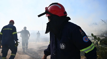 Πυροσβέστες σε πύρινο μέτωπο
