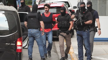 Δύο συλληφθέντες, η έξοδος από τη ΓΑΔΑ