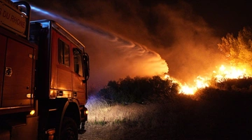 Προσπάθειες κατάσβεσης φωτιάς στη Γαλλία
