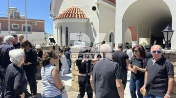 Στιγμιότυπο από την κηδεία του Παντελή Διαμαντάκη