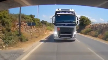 Βυτιοφόρο κάνει προσπέραση στην Κρήτη