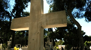 Μνήμα σε νεκροταφείο