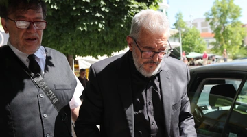 Ο Παναγιώτης Νέστορας στην κηδεία της συζύγου του, Βάγιας
