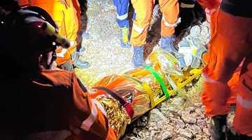 Η στιγμή διάσωσης τραυματισμένου πυροσβέστη
