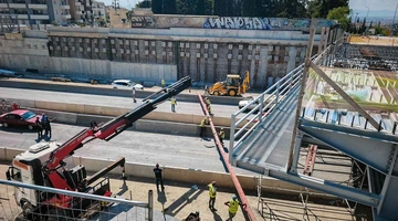 Ο γερανός που χτύπησε τη γέφυρα στη Θεσσαλονίκη