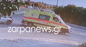 Η στιγμή που ανατρέπεται το ασθενοφόρο