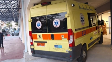 Το ασθενοφόρο μετά βίας χωρά να περάσει στο νοσοκομείο Λάρισας