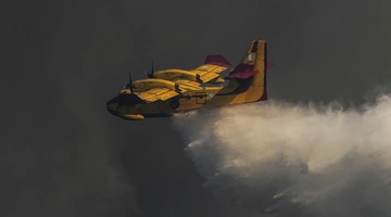 Canadair επιχειρεί σε φωτιά
