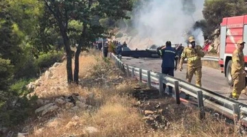 Πυροσβέστες επιχειρούν στη διάσωση από πτώση πυροσβεστικών ελικοπτέρων στην περιοχή της Ψάθα