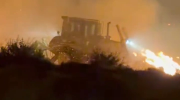 Χειριστής μπουλντόζας παλεύει μέσα στις φλόγες