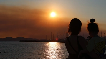 Ο καπνός από τις φωτιές της Αττικής το σούρουπο