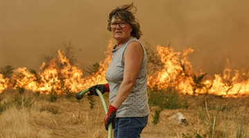 Γυναίκα μπροστά σε πύρινο μέτωπο στη βορειοδυτική Ισπανία