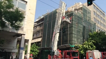 Φωτιά σε εγκαταλελειμμένο κτήριο στο κέντρο της Αθήνας